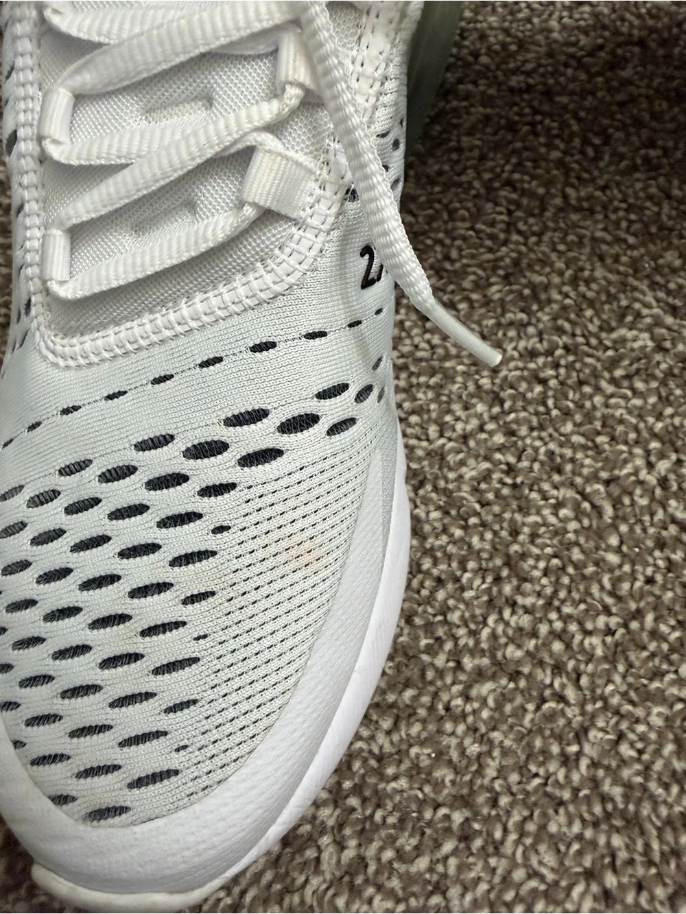 Nike Women’s White and Black Air 270 Size 9